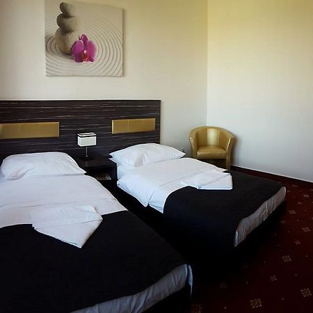 Hotel Montenegro บรุนตาล ภายนอก รูปภาพ