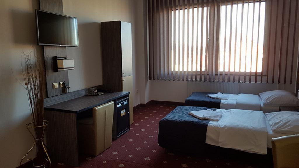 Hotel Montenegro บรุนตาล ภายนอก รูปภาพ